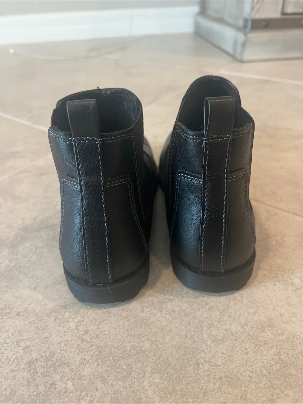 • Boy Old Navy Black Chelsea Boots - Classic Slip-On Ankle Boots, size 3 •